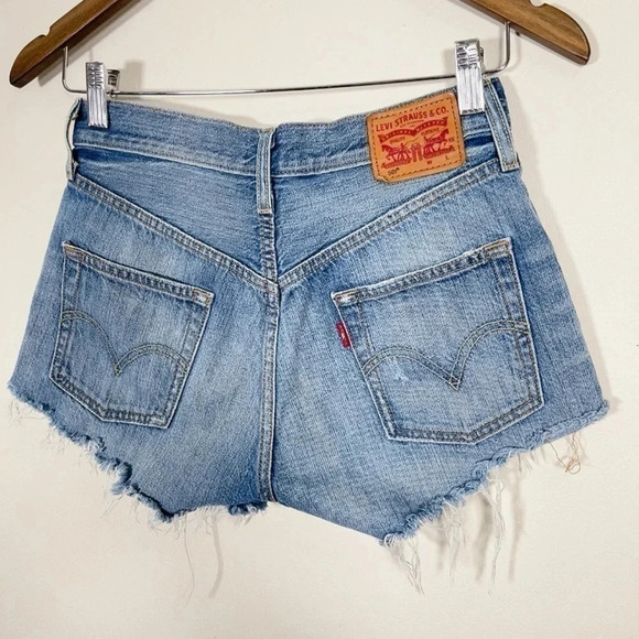 LEVI'S x ARITZIA 501 RAW HEM SHORT IN MEDIUM WASH - Picture 10 of 13